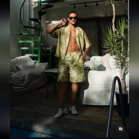 *LAST CHANCE* WHITE LOTUS x H&M PATTERNED KNEE-LENGTH SHORTS NWT Size XXL - Picture 8 of 11